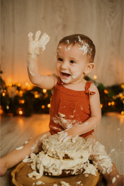 Bebé disfrutando de su tarta en su Primer Cumple