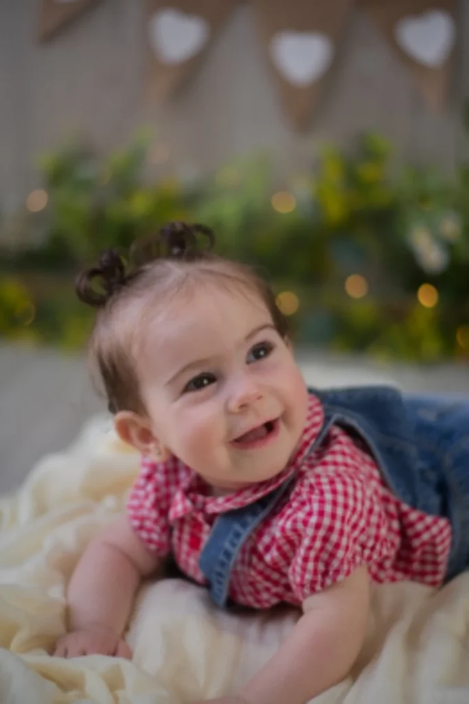 Bebe sonriente en piscina