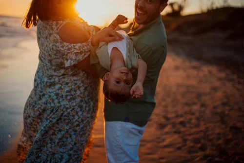 Familia disfrutando de la Sesión en la playa