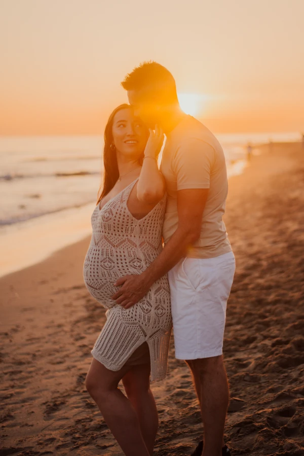 Fotografia de Embarazada y su pareja en la playa