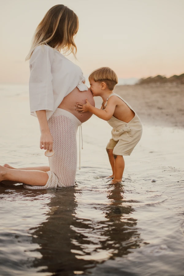 Fotografía Embarazada con niño en la playa