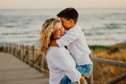 Madre e hijo disfrutando de su Sesión en la playa