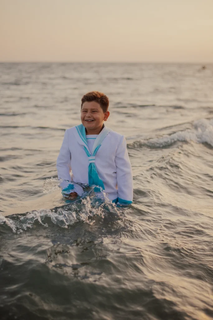 Sesion Fotográfica de niño para su Primera Comunión en el mar